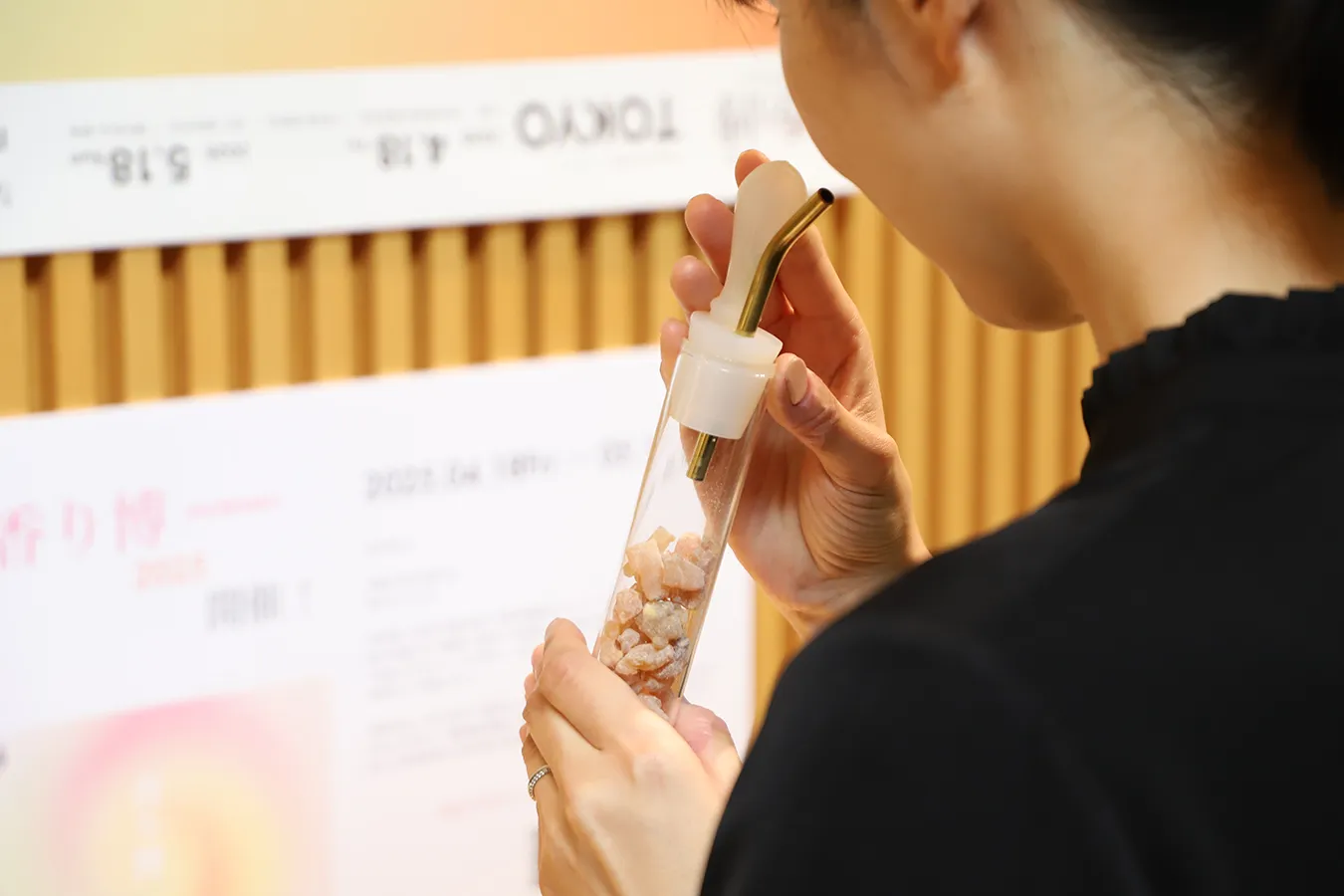 松栄堂 薫習館　世界の香り体験の展示